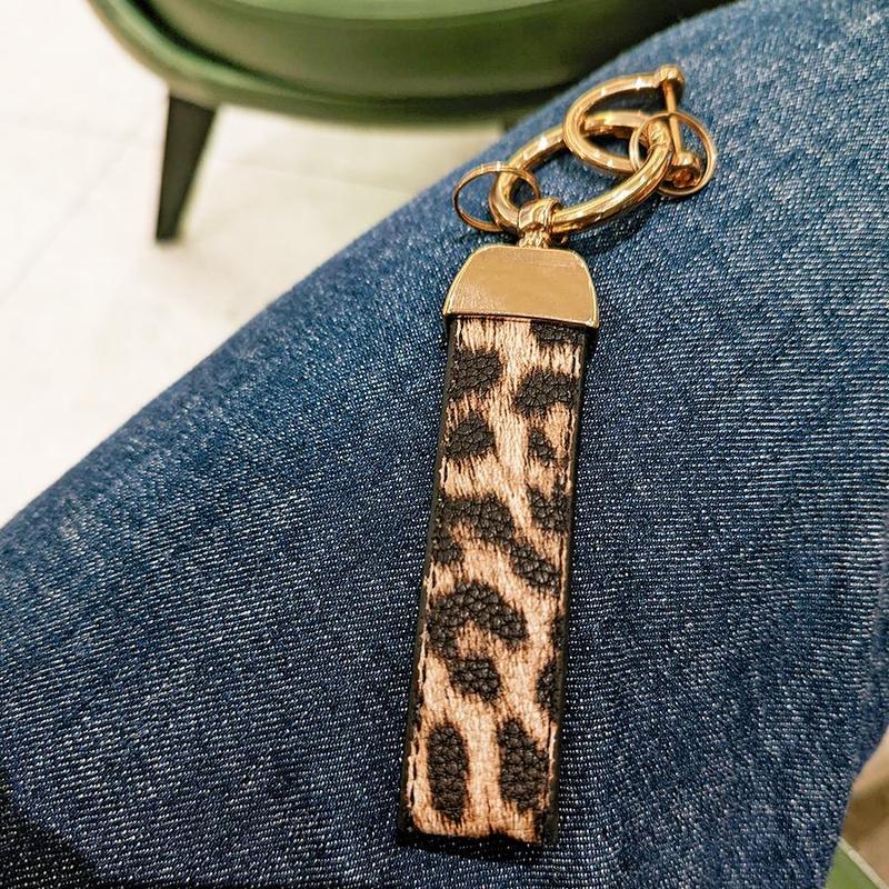 Leopard-Print Car Keychain, Anti-lost D-ring Keychain, Fashionable PU Leather Key Ring for Women and Men, Car Interior Accessories