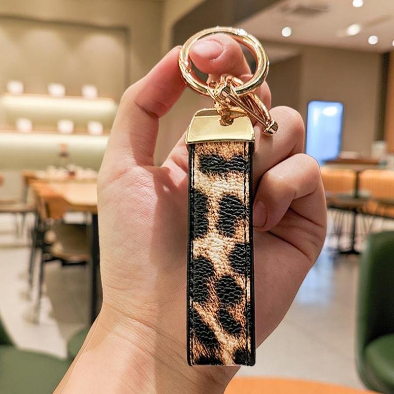 Leopard-Print Car Keychain, Anti-lost D-ring Keychain, Fashionable PU Leather Key Ring for Women and Men, Car Interior Accessories