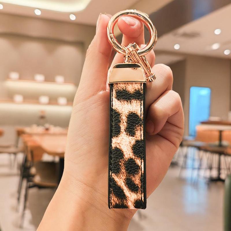 Leopard-Print Car Keychain, Anti-lost D-ring Keychain, Fashionable PU Leather Key Ring for Women and Men, Car Interior Accessories