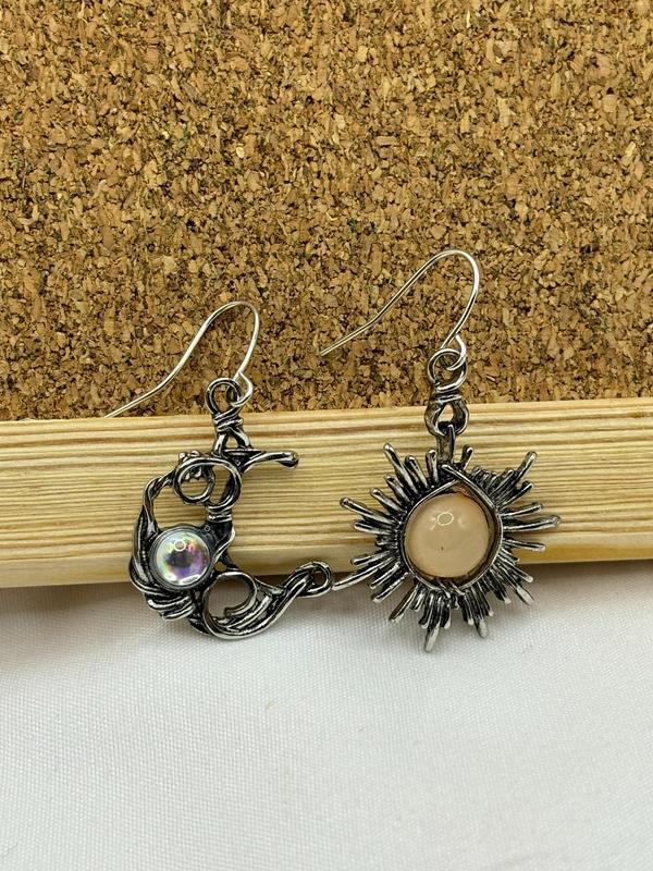 1 Pair Women's Boho Vintage Asymmetrical Sun & Moon Dangle Earrings, Elegant Trendy Dangle Earrings with Artificial Gemstone, Fashionable Jewelry for Women & Girls