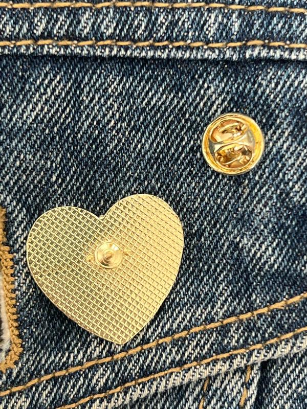 Heart Shaped Letter Pattern Brooch, Fashionable Enamel Pin Suitable for Backpacks, Jeans, Scarves, Hats Decoration, Trendy All-match & Exquisite Brooch for Birthday Gift