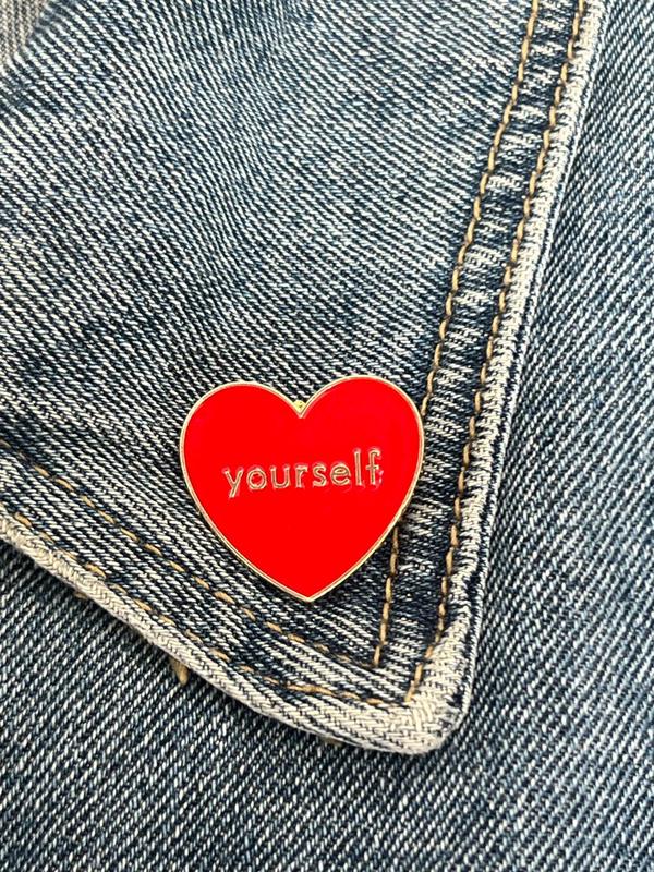 Heart Shaped Letter Pattern Brooch, Fashionable Enamel Pin Suitable for Backpacks, Jeans, Scarves, Hats Decoration, Trendy All-match & Exquisite Brooch for Birthday Gift