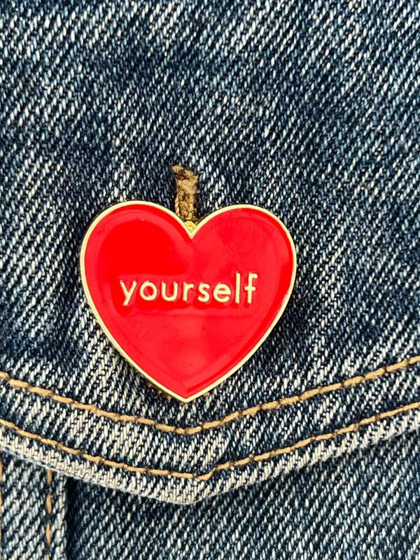 Heart Shaped Letter Pattern Brooch, Fashionable Enamel Pin Suitable for Backpacks, Jeans, Scarves, Hats Decoration, Trendy All-match & Exquisite Brooch for Birthday Gift